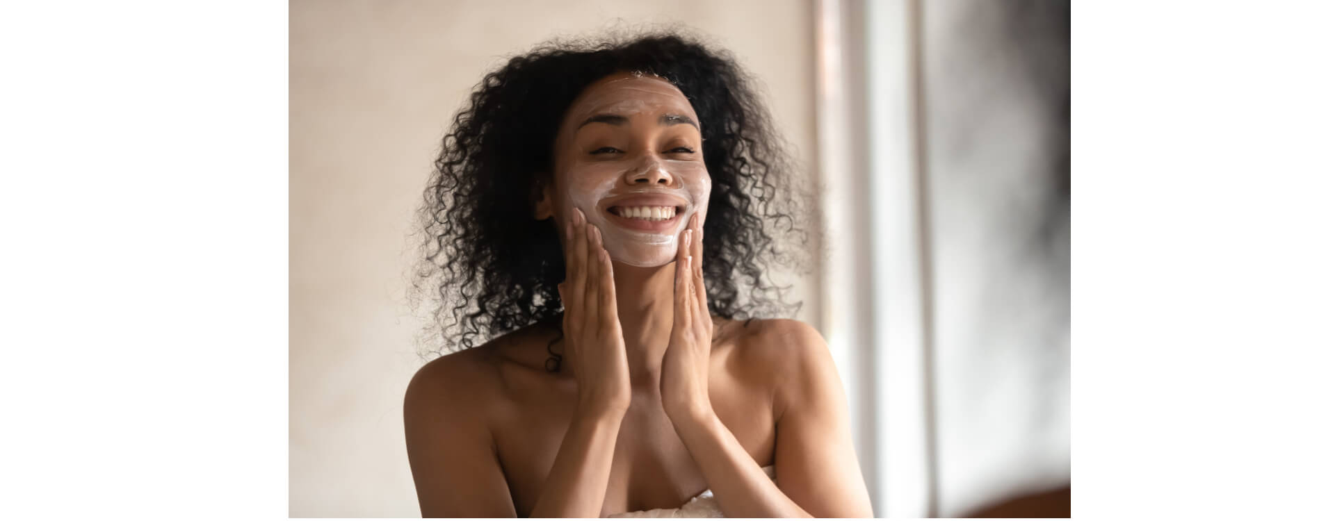 Lavare sempre il viso delicatamente: una donna applica del sapone sul viso per detegerlo