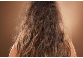 CAPELLI BRUCIATI COME PAGLIA: CAUSE, RIMEDI EFFICACI E PRODOTTI PER RECUPERARLI